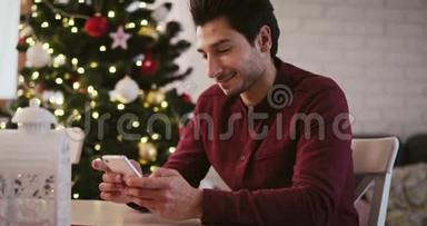 带着手机的男人为圣诞节送上最美好的祝福
